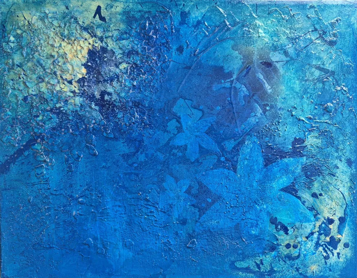 Les silences bleus, une œuvre abstraite aux bleus profonds et texturés